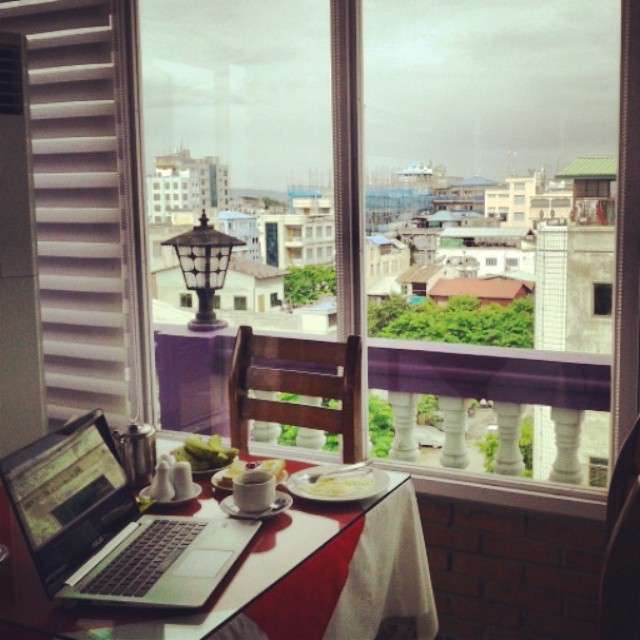 Buongiornoooo from my remote workplace with the fantastic view of Mandalay City here Myanmar.
#travel #asia #myanmar #wanderlust #stylespressotravels #office #mandalay #instatravel (at Fortune Hotel)