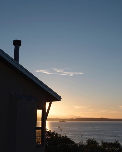 Sunset over the Puget Sound back in July. Seattle, WA......#seattle #pugetsound #mountains #landscap