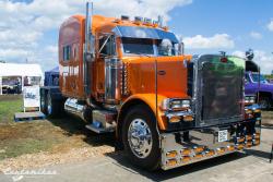 semitrckn:  morbidrodz:  Follow this blog for more hot rods and kustoms  Peterbilt custom 379 