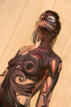 nerdybodypaint:  Symbiote body paint by ZacConley  That is really well done