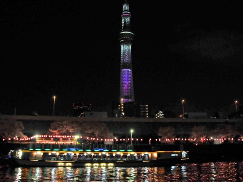深川冨士見 FUKAGAWAFUJIMI isn’t a traditional “cafe”, but they offer great cruises in Tokyo Bay for Lunch