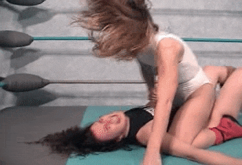 drisk-female-wrestling:  The blonde’s hatred of her adversary is on full display……..