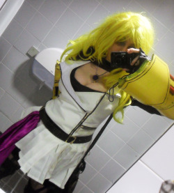 yangderexiaolong:  bathroom selfies I got at the con! 