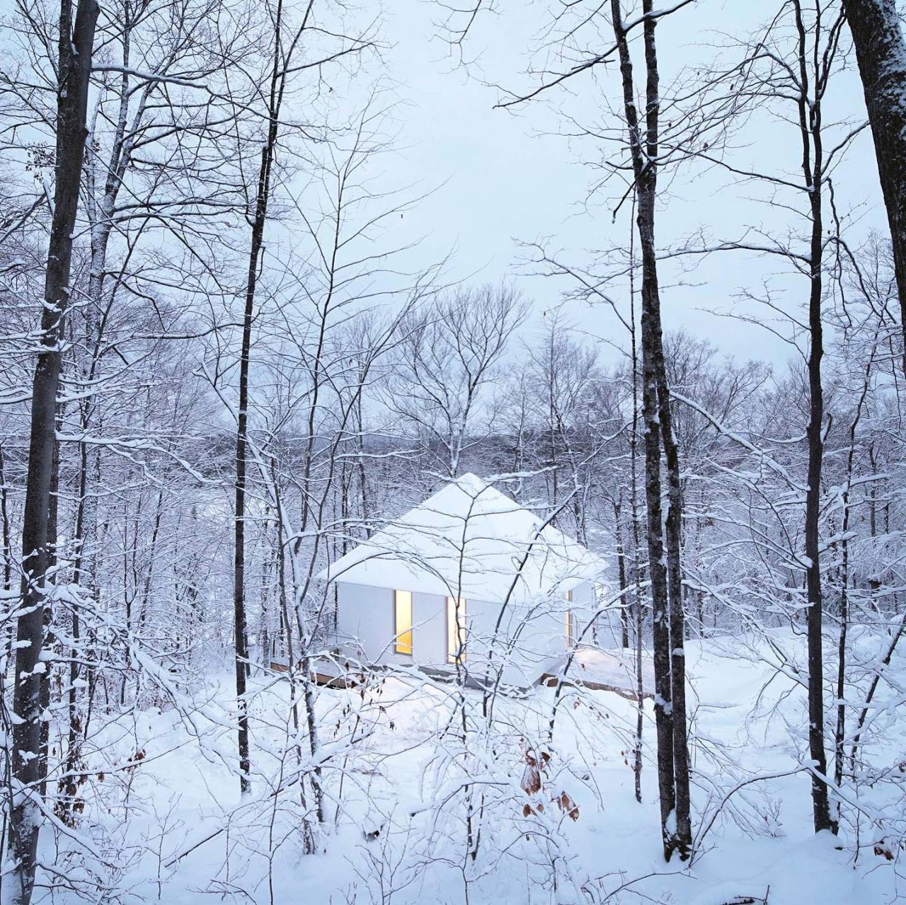 A minimalist white cabin on Lac Poisson Blanc in Quebec, Canada.
Designed by @_naturehumaine Photographed by @raphael_thibodeau More photos on @cabinporn.