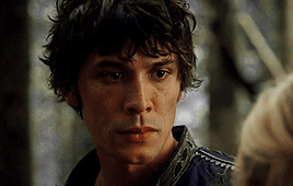 pnnzzlr:random bellarke touches ❥ season 1 episode 5: twilight’s last gleaming