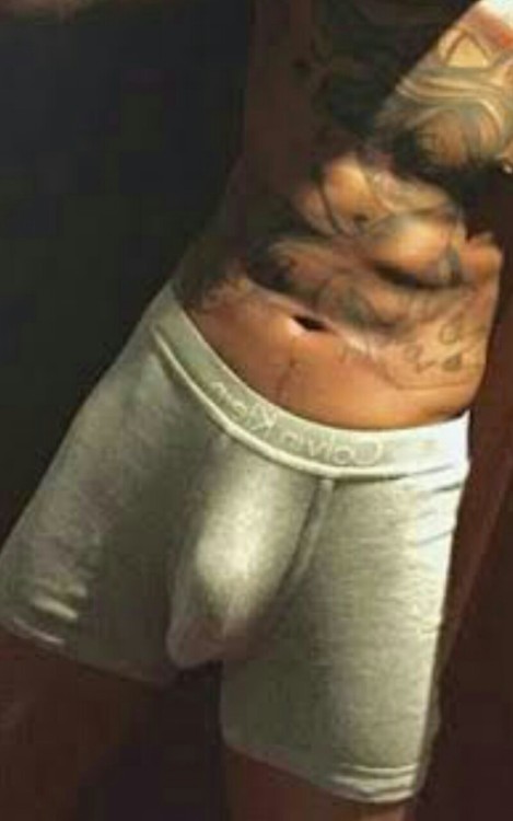 lamarworld: August Alsina big bulge