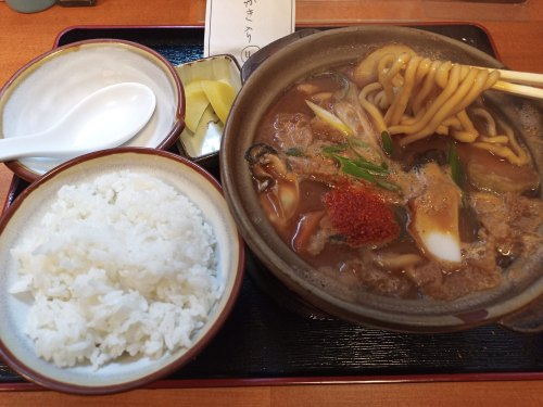 東区東桜一丁目の、みそ煮込みのかど丸で、味噌煮込みうどん牡蠣入り1,430と、小ライス110、〆て1,540円也。Oyster misonikomi udon noodles and Rice at 