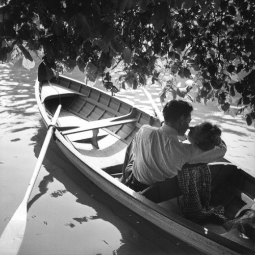 poboh:Les amoureux du bois de Vincennes, Paris, ca 1930, Roger Schall.