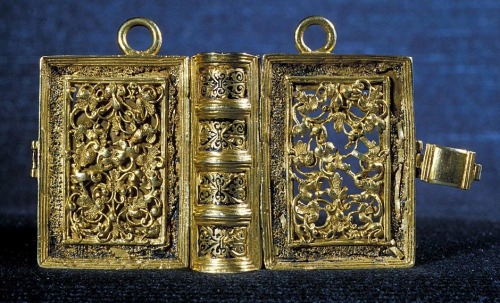 cafeinevitable:Anne Boleyn’s Tiny Golden Psalm Book - she’s said to have handed it to on