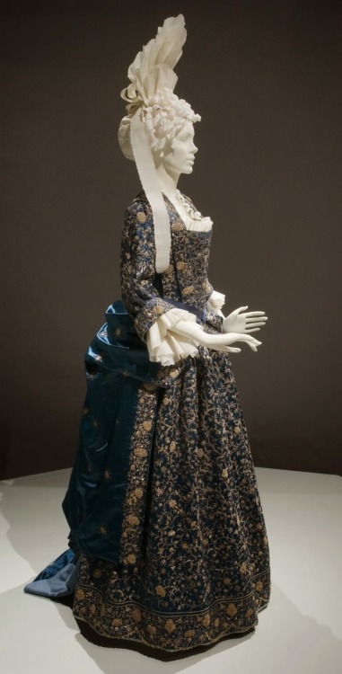 Woman’s Mantua, stomacher, and petticoat, circa 1700 Italy