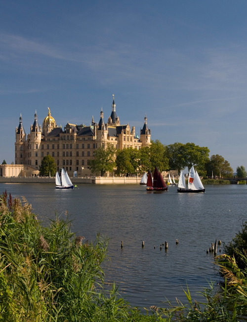 visitheworld:The home of the dukes of Mecklenburg, Schwerin Castle, Germany (by hardyuno).