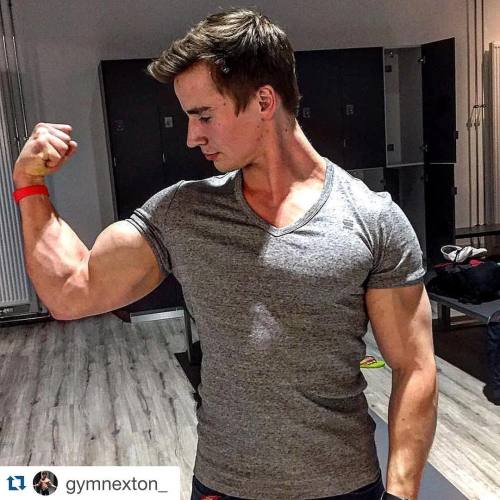 That’s it keep flexing. You like what you see right? Feels good watching your biceps grow, che