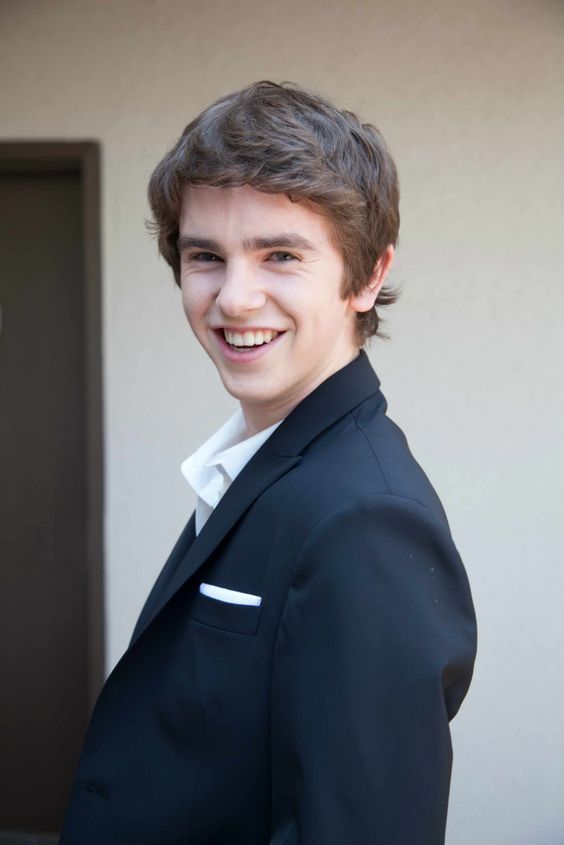 Freddie Highmore 58feb61f66878d5f05df67bde976b2649d8cd346