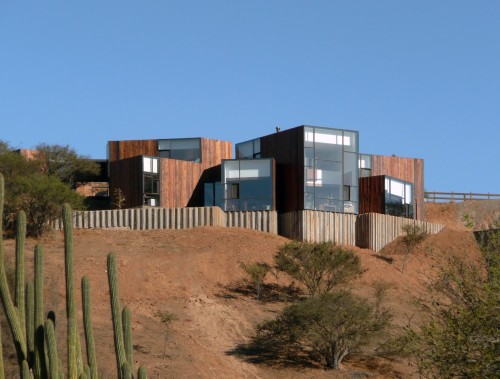 (via CGM House / Ricardo Torrejon CGM House / Ricardo Torrejon – ArchDaily) Limache, Chile