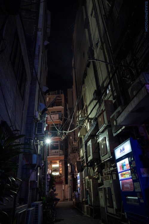 tokyostreetphoto:Dark Jungle, Shinbashi 新橋