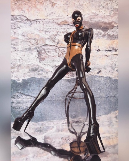 kyliemarilyn:Last but not least it’s leg time. I know some of you like long shiny legs, so we hope y