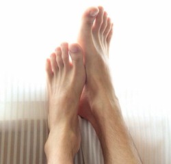 onlytopmalefeet:  Sexy smooth male feet!