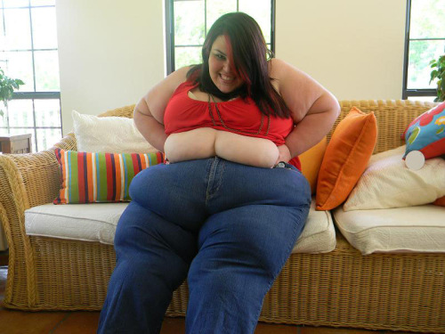 heywewantsomefatty:  Sunny’s belly in jeans part 10