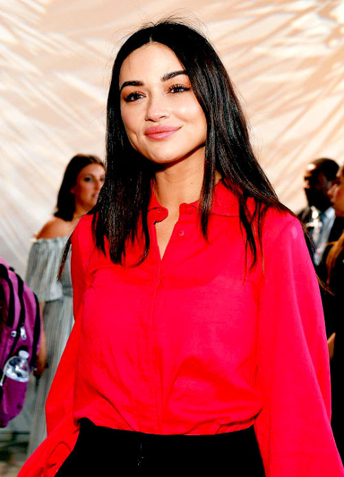 crystalreedgif:Crystal Reed poses backstage before the Noon By Noor show during New York Fashion Wee