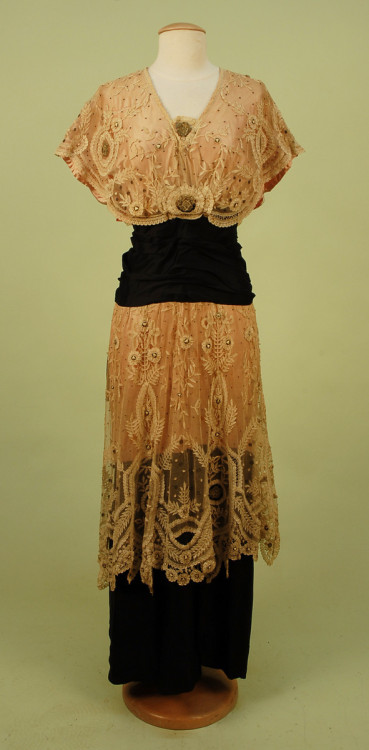 ephemeral-elegance:  Lace Dress, ca. 1912 via Whitaker Auction