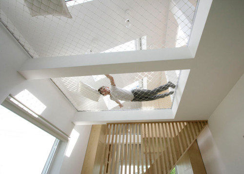 digitalramen: Ruetemple designed this children’s playroom with an overhead hammock.