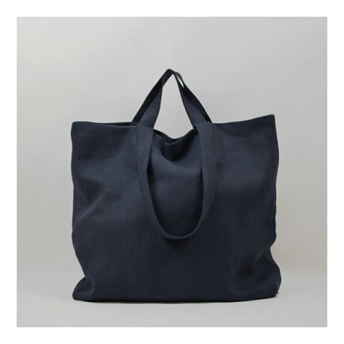 Last chance to buy. Irish linen tote handcrafted in Ireland. All lined in the same linen, with an interior pocket and side ties. Free worldwide shipping.
Ultima chance! Tote de lino Irlandés hecho en Irlanda. Forrado con el mío lino, con bolsillo...