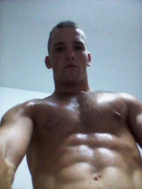 striaghtserve:  aplethoraofmen:  He loves the water  Very hot man 