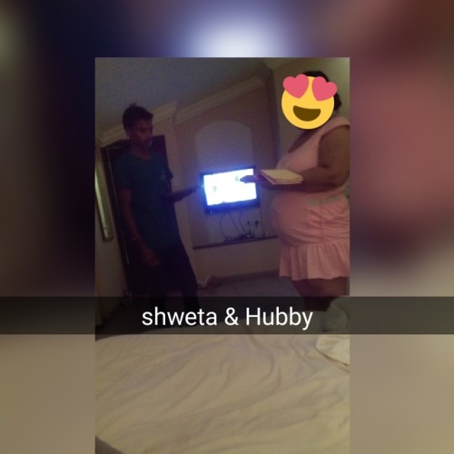 Goa fun - - Shweta teasing room service guy wid deep cleavage n...