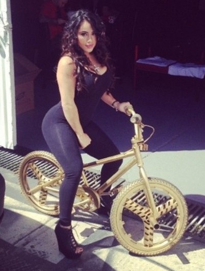 asses-butts-booties-and-donks: Wow.I’ve never been jealous of a bicycle before… until now!(Name unkn