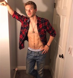 thebeautyofmalebodies:  kenton duty