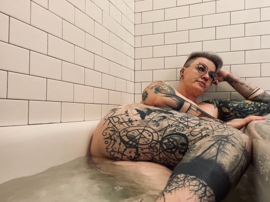 waytoomuchinformation:There’s always time for a bath. 