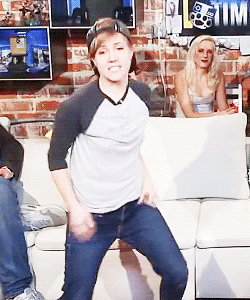 mydrunkkitchen:  tatiianamaslany:  Hannah’s awesome dance skills (x)  It’s okay