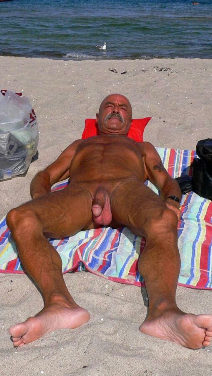 hardmale69:  publicjerker:  come to daddy !  publicjerker.tumblr.com / my member site / my clipstore   Mmmmmm I need you