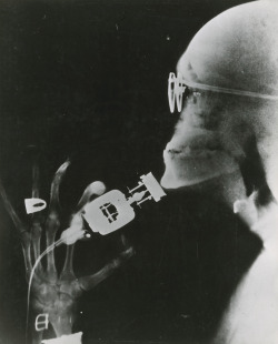 natgeofound:  Westinghouse demonstrates an electric razor using x-ray technology, May 1941.Photograph by Westinghouse Electric Corp.