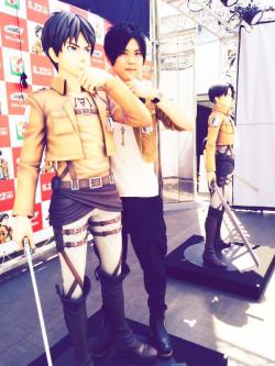 Kaji Yuuki poses with the life-size Eren