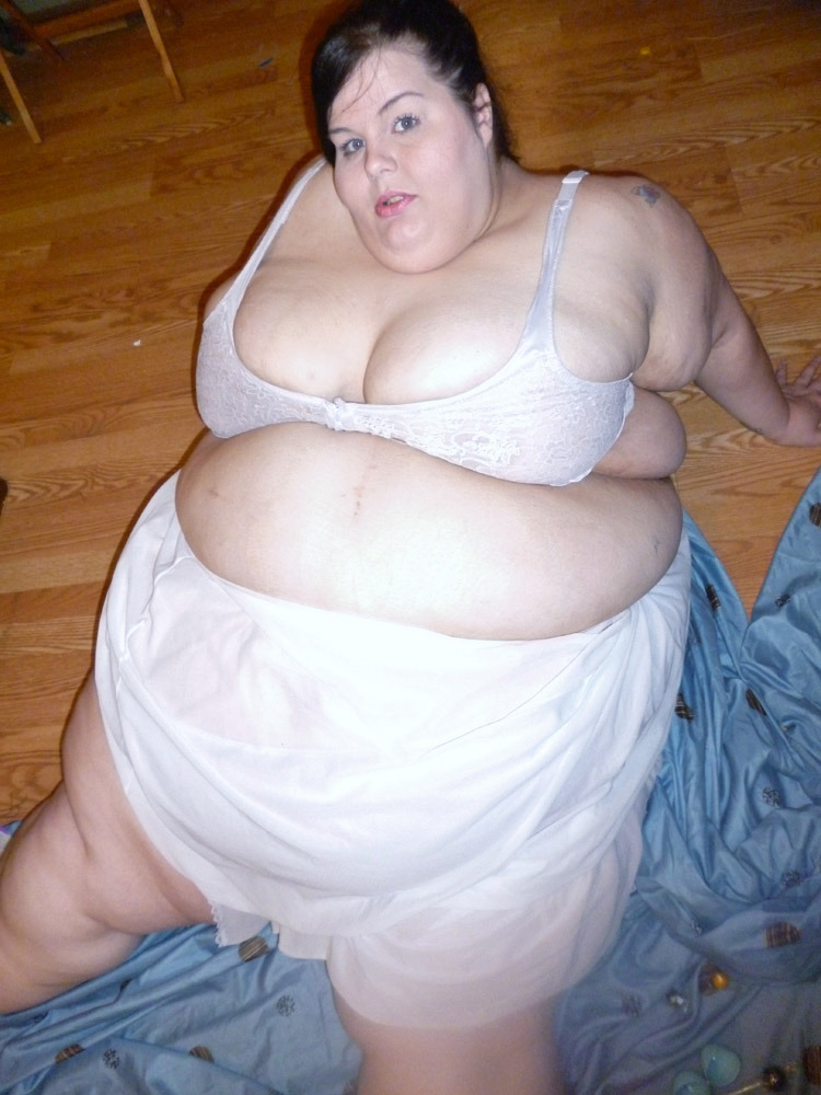 ssbbwvik:  This is SSBBW Victoria, an amazing  extra large girl with huge belly,