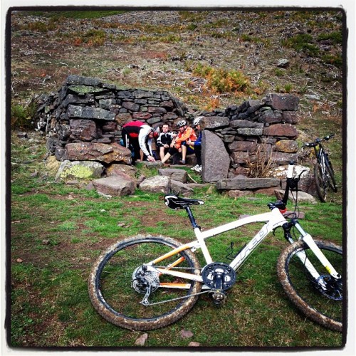 thecarragals: Cogiendo fuerzas en un comedor #felt #feltbycicles #somiedo #btt #mtb #mountainbike 