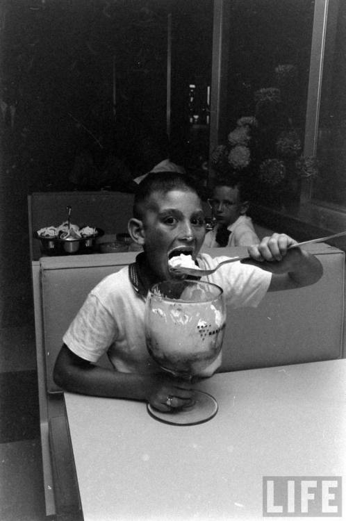 Ice cream at the Hart Bowl(Thomas McAvoy. n.d.)