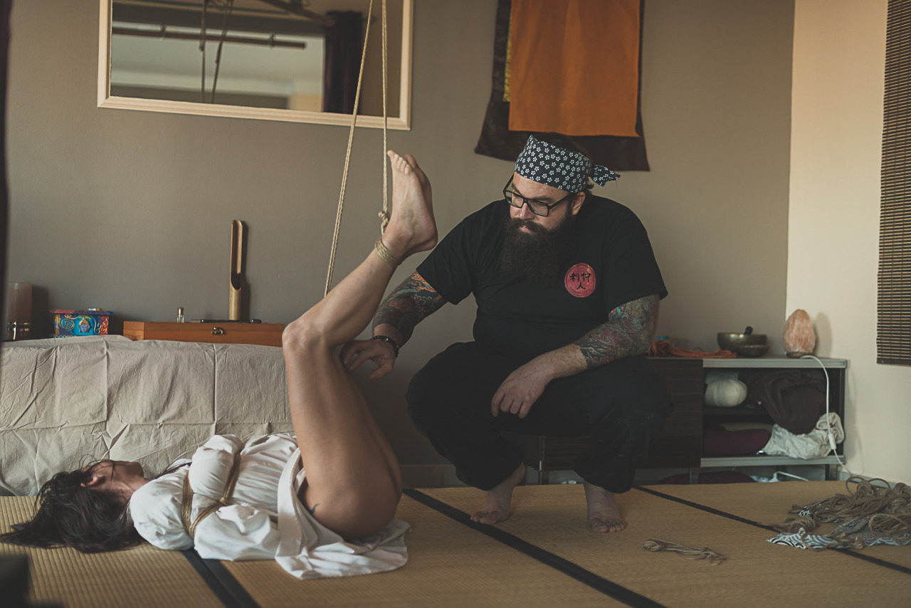 strictly-dirtyvonp:  Me tying Lili. Not so used to it but at least you see me during