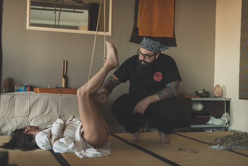 strictly-dirtyvonp:  Me tying Lili. Not so used to it but at least you see me during a session :-)Pics by  @strictly-nawa-kitsune