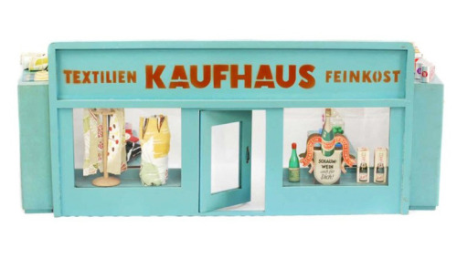 Kaufladen, toy shops after 1945 in Post-war Germany. DIY or semi-professional makers. Via puppenhaus