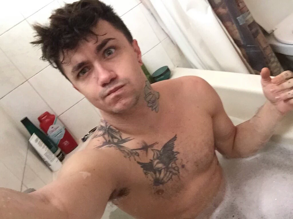 jsquaredfever:  Bathtime for Jake Bass….I wanna be the loofah!