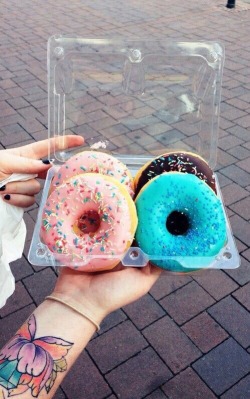 tropic-hawaii:  Image via We Heart It http://weheartit.com/entry/217211397 #donuts #pink #sprinkles #yumm