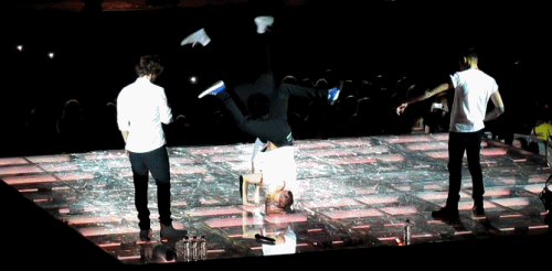 stylinz:  Louis and Liam handstand 