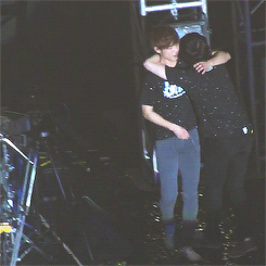 dubulikesorangejuice:  130406 [FA] After the last song Try Again, JH seemed he was under very big pressure. MH gave him a very deep hug for a very long time…  fancam by keke Lin  