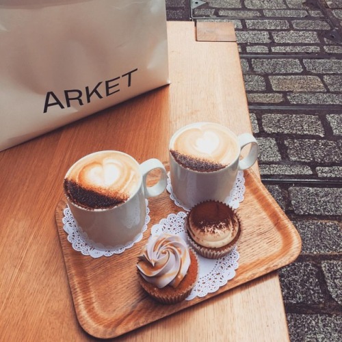 Coffee and cupcakes with @fmsheeka #crumbsanddoilies #coffee #cupcakes #arket #carnabystreet #london