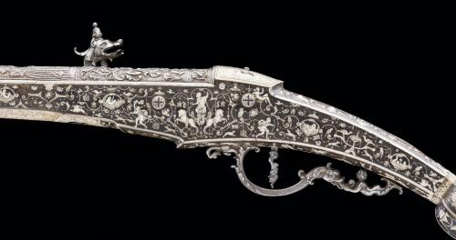 Highly ornate wheel-lock pistol dated to the early 17th century, refurbished in the 19th century. Es