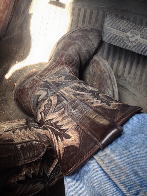 rusty-ford:  windycalifornia:  hunter-the-odd:  These boots have had it rough but are still here, that’s what happens when ya buy American!  Amen! I will never own a pair of boots Made in China. That’s fucking ridiculous. I want my boots made by people