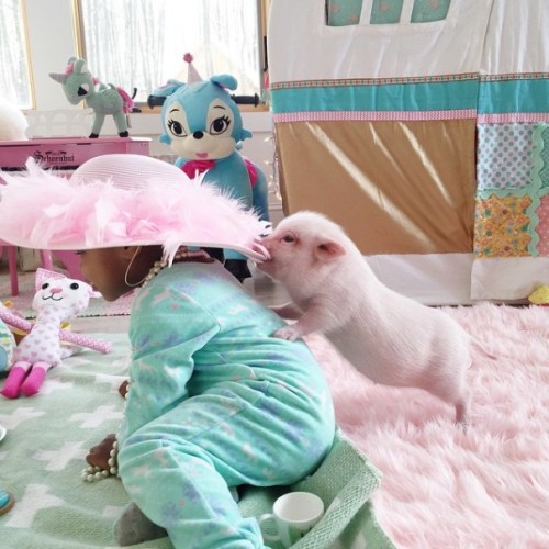 glam-librarian:realemobabe:This is LexiThis is too cute for words.