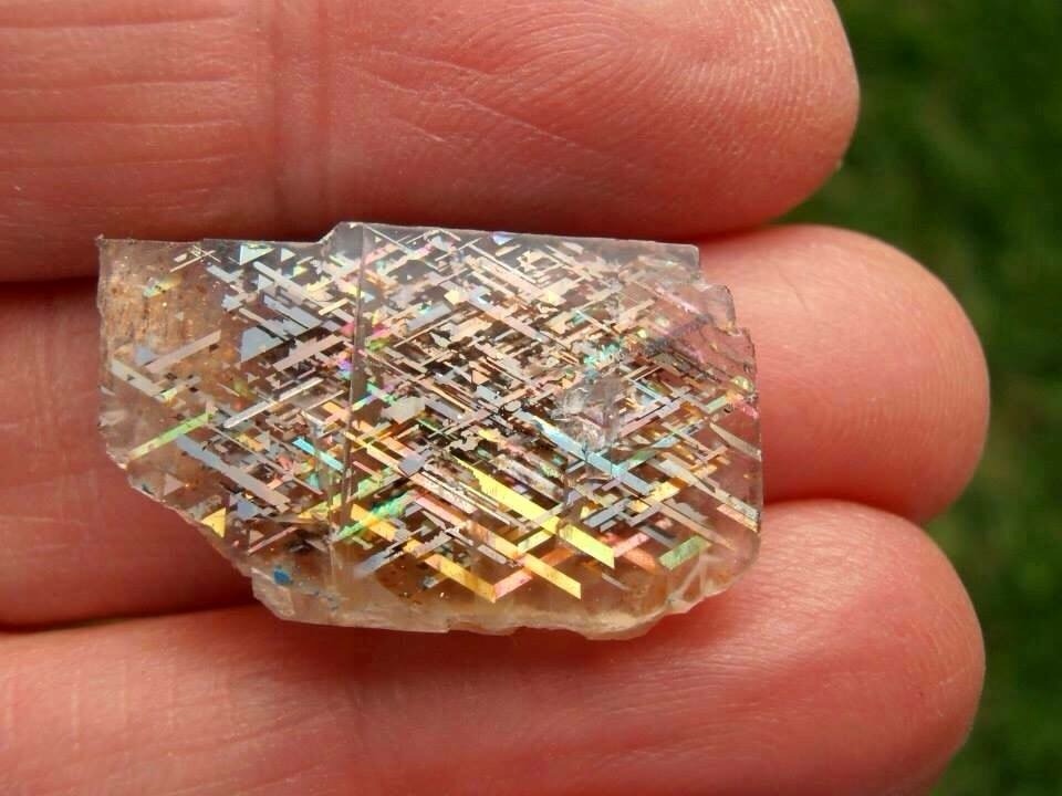 unaxiomatic:  sixpenceee:  The above is a rainbow lattice sunstone  if i were a
